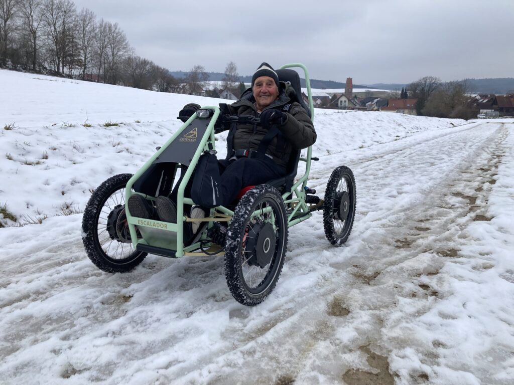 Elektrischer Geländerollstuhl Escalador im Schnee